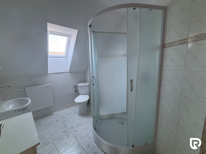 6-izbový rodinný dom s pozemkom 2218m2  | Horňany - Kúpeľňa v rodinnom dome s toaletou, sprchovým kútom a strešným oknom.
