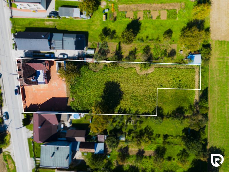 6-izbový rodinný dom s pozemkom 2218m2  | Horňany - Letecká snímka rodinného domu v Horňanoch. Ukazuje pozemok so zelenou záhradou.