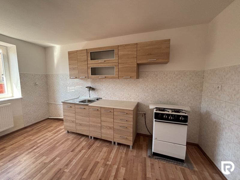 6-izbový rodinný dom s pozemkom 2218m2  | Horňany - Kuchyňa v rodinnom dome s dreveným dekorom a plynovým sporákom.