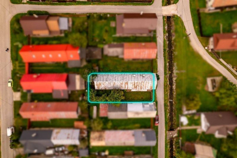 PREDAJ: Drevenica pri Ždiarskom potoku s príjemnou verandou, 135 m2, P - Letecký pohľad na chatu v Polomke so záhradou, ohraničená je zelenou líniou.