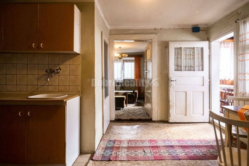 PREDAJ: Drevenica pri Ždiarskom potoku s príjemnou verandou, 135 m2, P - Interiér chaty s kuchynským kútom a retro nábytkom.