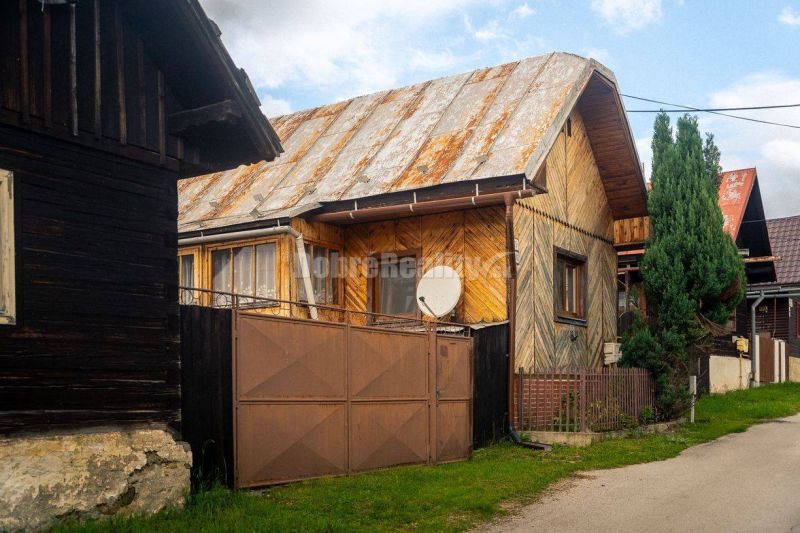 PREDAJ: Drevenica pri Ždiarskom potoku s príjemnou verandou, 135 m2, P - Drevená chata v Polomke s kovovou strechou a satelitnou anténou.