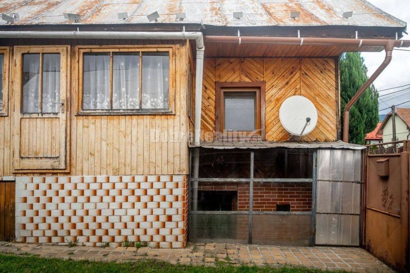 PREDAJ: Drevenica pri Ždiarskom potoku s príjemnou verandou, 135 m2, P - V Polomke je vidieť chatu so satelitom na drevenej fasáde.