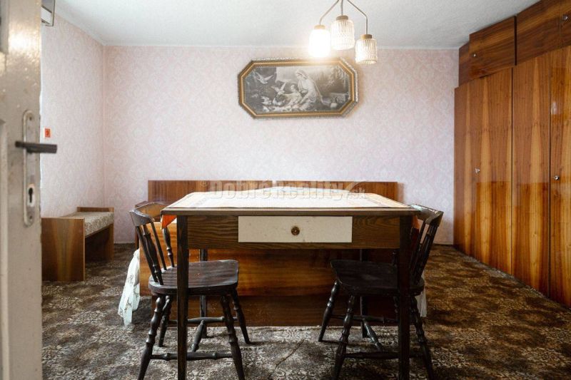PREDAJ: Drevenica pri Ždiarskom potoku s príjemnou verandou, 135 m2, P - Interiér chaty s klasickým nábytkom, tapetovanými stenami a závesným obrazom.