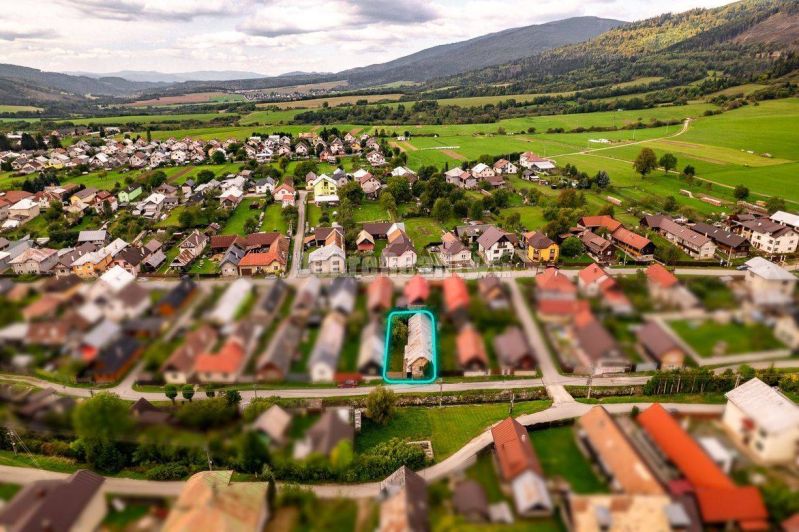 PREDAJ: Drevenica pri Ždiarskom potoku s príjemnou verandou, 135 m2, P - Letecký pohľad na dedinské domy v Polomke obklopené zelenými poliami a lesmi.