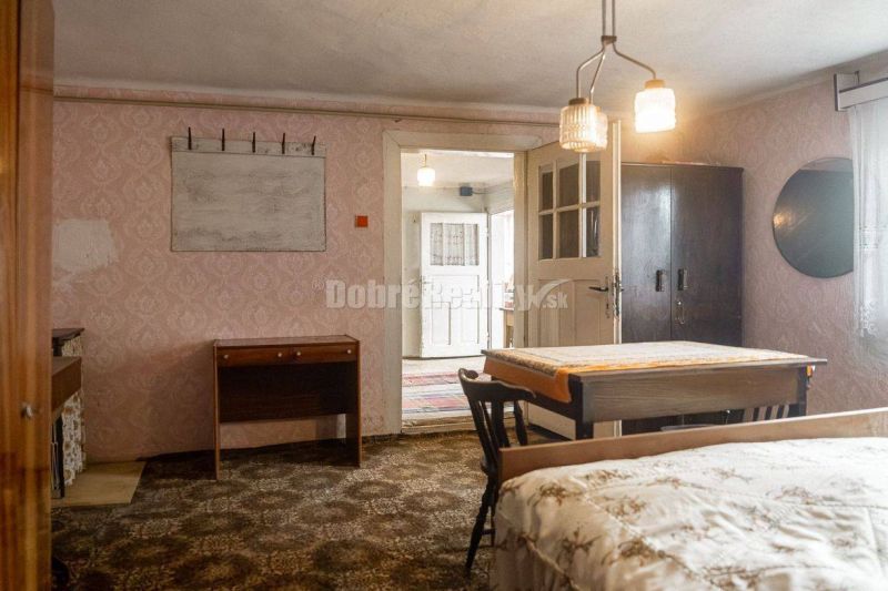PREDAJ: Drevenica pri Ždiarskom potoku s príjemnou verandou, 135 m2, P - Interiér chaty s retro nábytkom, kobercom a svetlými stenami v jemných farbách.