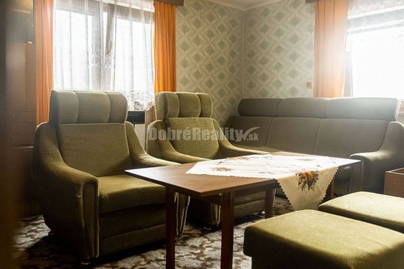 PREDAJ: Drevenica pri Ždiarskom potoku s príjemnou verandou, 135 m2, P - Pohodlné zelené kreslá a stôl v chate s retro atmosférou.