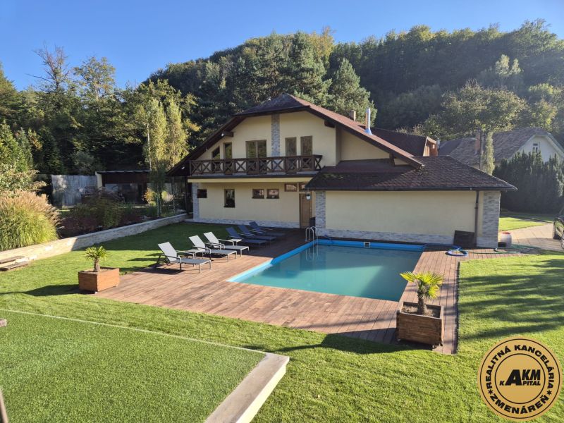 Priestranný rodinný dom s bazénom a záhradou - Žarnovica 1800m2