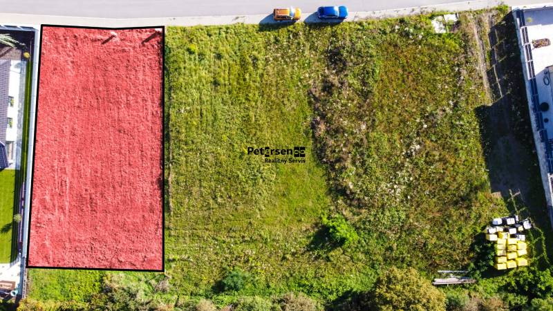 Predaj pekného stavebného pozemku v obľúbenej lokalite Beniakovce - Pozemky na bývanie v Beniakovciach, s prístupom z asfaltovej cesty a zeleňou.