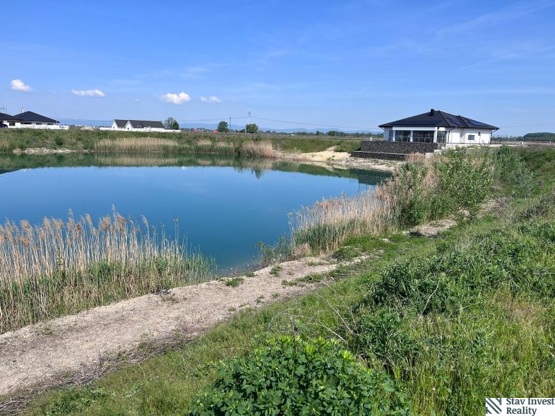 Stavebný pozemok pri jazere – HRUBÁ BORŠA, okr. SENEC