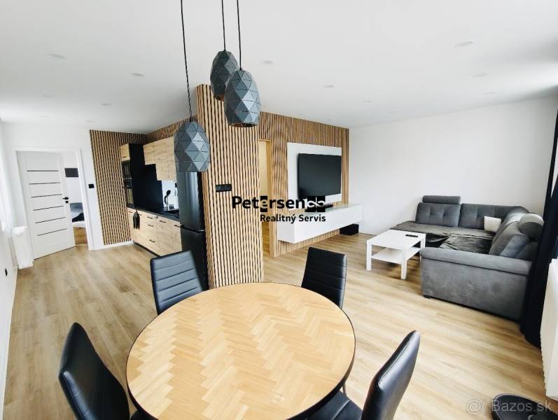 NA PRENÁJOM NOVOZREKONŠTRUOVANÝ 2-IZBOVÝ BYT, UL. ROŽŇAVSKÁ - Štýlový interiér 2-izbového bytu s podlahou s dreveným dekorom a pohodlnou sedačkou.