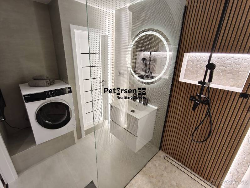 NA PRENÁJOM NOVOZREKONŠTRUOVANÝ 2-IZBOVÝ BYT, UL. ROŽŇAVSKÁ - Kúpeľňa v 2-izbovom byte so sprchovacím kútom, práčkou a osvetleným zrkadlom.