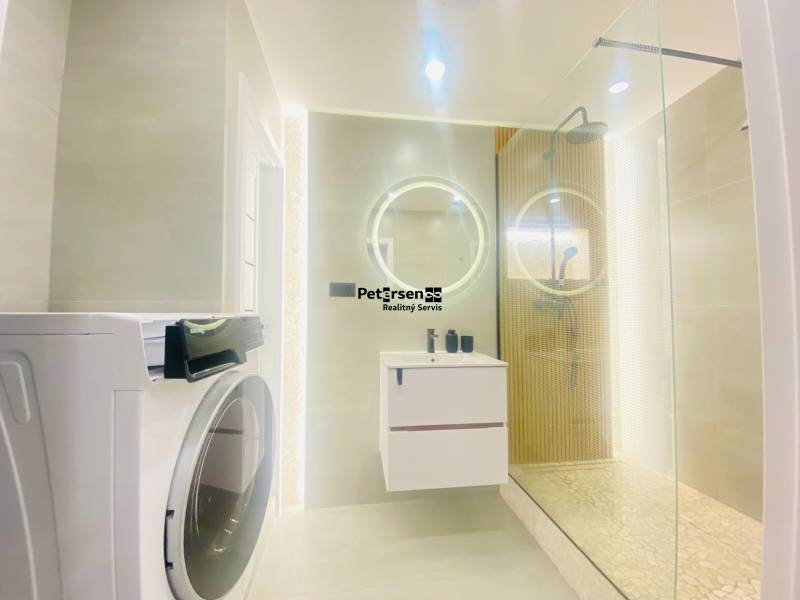 NA PRENÁJOM NOVOZREKONŠTRUOVANÝ 2-IZBOVÝ BYT, UL. ROŽŇAVSKÁ - Kúpeľňa 2-izbového bytu so sprchovým kútom, práčkou a zrkadlom s LED podsvietením.