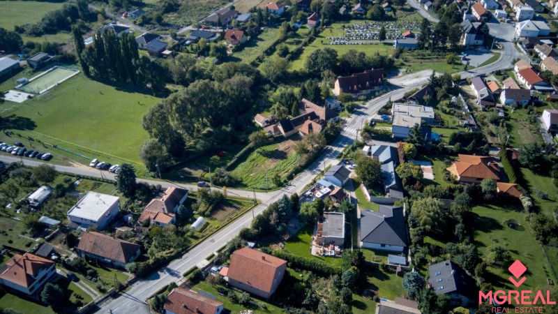 Predaj pozemku na bývanie, Nitra - Letecký pohľad na zástavbu v Štitároch, Pozemky - bývanie obklopené zeleňou a športoviskom.