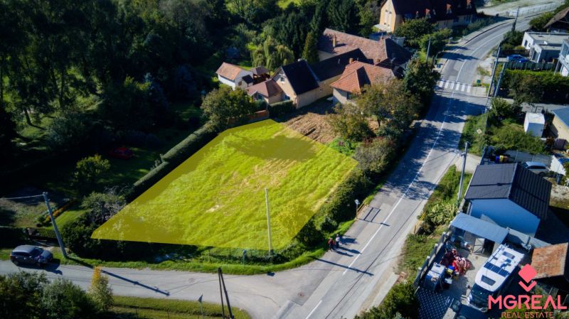 Predaj pozemku na bývanie, Nitra - Pozemok na bývanie v Štitároch obklopený zeleňou a rodinnými domami.