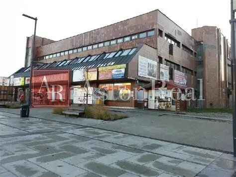 SKLADOVÉ priestory 54m2 na prenájom v centre mesta- Dubnica nad Váhom - Obchodné priestory na Námestí Matice Slovenskej v Dubnici nad Váhom s reklamnými výveskami.