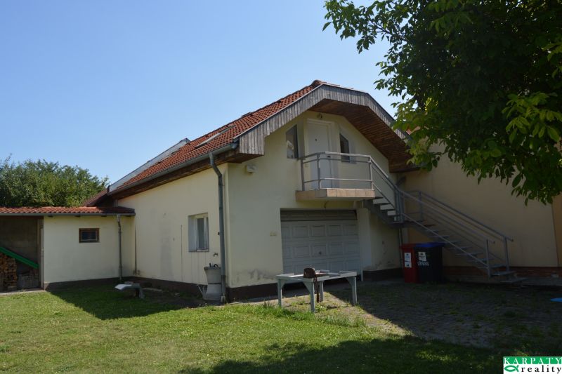 V blízkosti centra Piešťan, malý domček, garáž, pozemok pre bývanie!