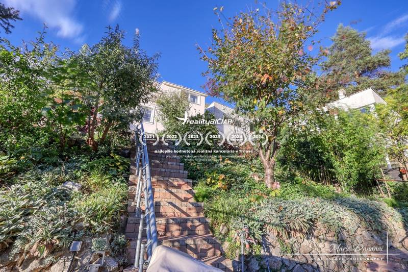 7-izbový rodinný dom s úžasným výhľadom v prestížnej lokalite Devín - Schodisko do rodinného domu na ulici v Bratislave - Devíne obklopené zeleňou.