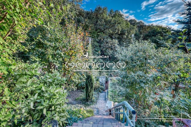 7-izbový rodinný dom s úžasným výhľadom v prestížnej lokalite Devín - Záhrada chaty v Bratislave - Devíne, obklopená zeleňou s kamenným schodiskom.