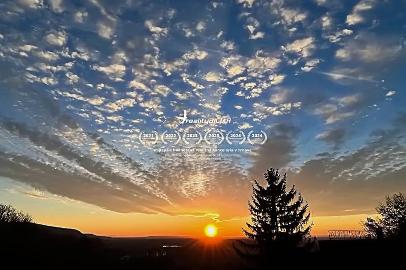 7-izbový rodinný dom s úžasným výhľadom v prestížnej lokalite Devín - Západ slnka nad lesom a silueta stromov v Rodinnom dome.