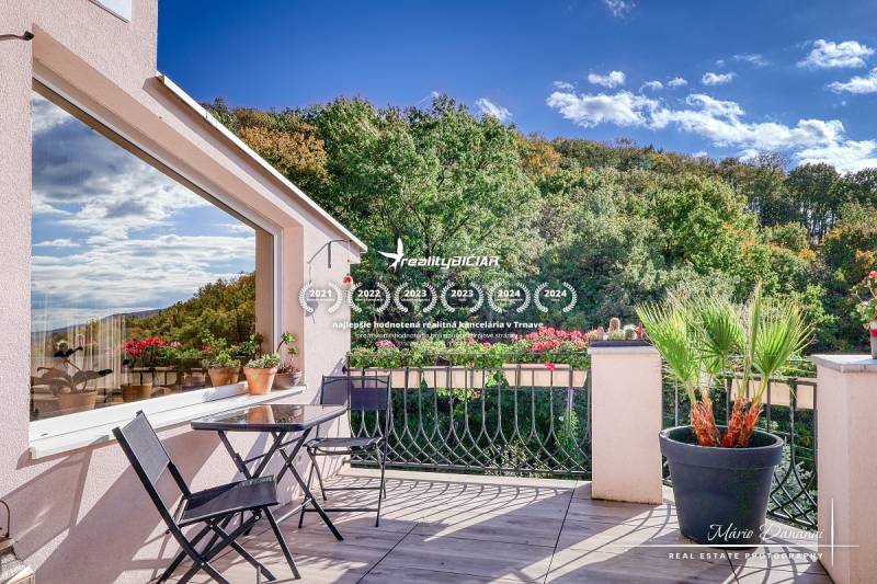 7-izbový rodinný dom s úžasným výhľadom v prestížnej lokalite Devín - Terasa chaty v Bratislave - Devíne s výhľadom na les a zeleň.