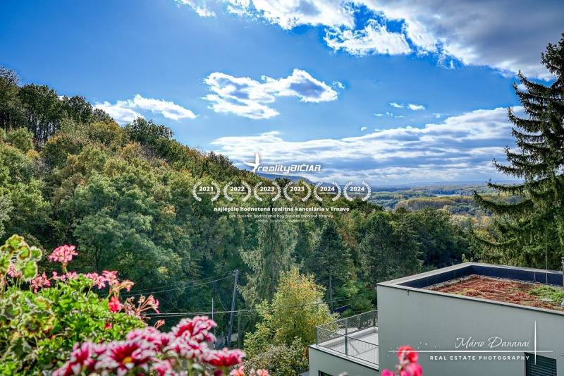 7-izbový rodinný dom s úžasným výhľadom v prestížnej lokalite Devín - Výhľad na lesy z chaty v Bratislave - Devín s kvetmi na balkóne.