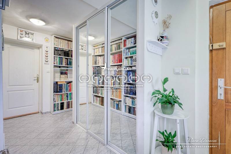 7-izbový rodinný dom s úžasným výhľadom v prestížnej lokalite Devín - Chata so zrkadlovou skriňou, knihami a rastlinami vytvára útulný priestor.