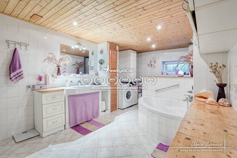 7-izbový rodinný dom s úžasným výhľadom v prestížnej lokalite Devín - Kúpeľňa v chate s bielymi obkladačkami, vaňou a doplnkami v lila odtieni.