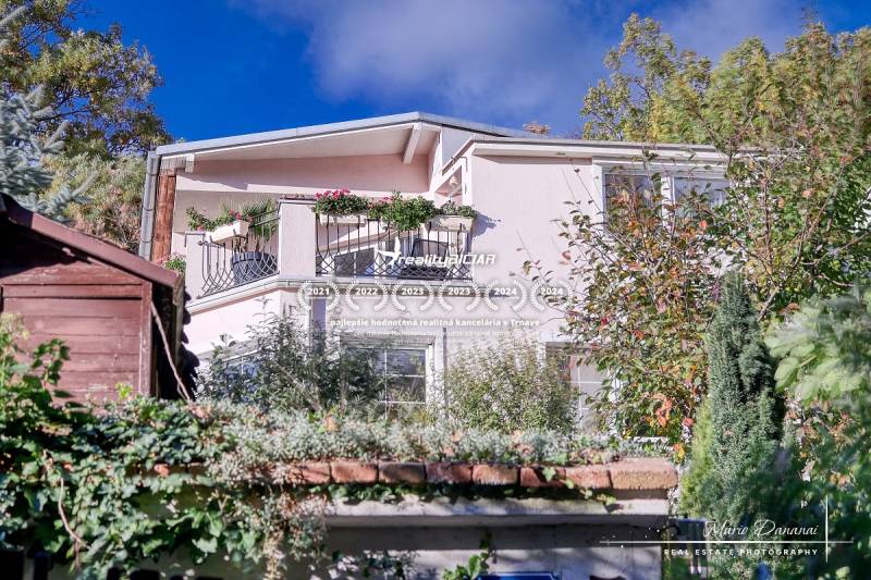 7-izbový rodinný dom s úžasným výhľadom v prestížnej lokalite Devín - Rodinný dom v bratislavskom Devíne so záhradou a terasou na zvýšenom poschodí.