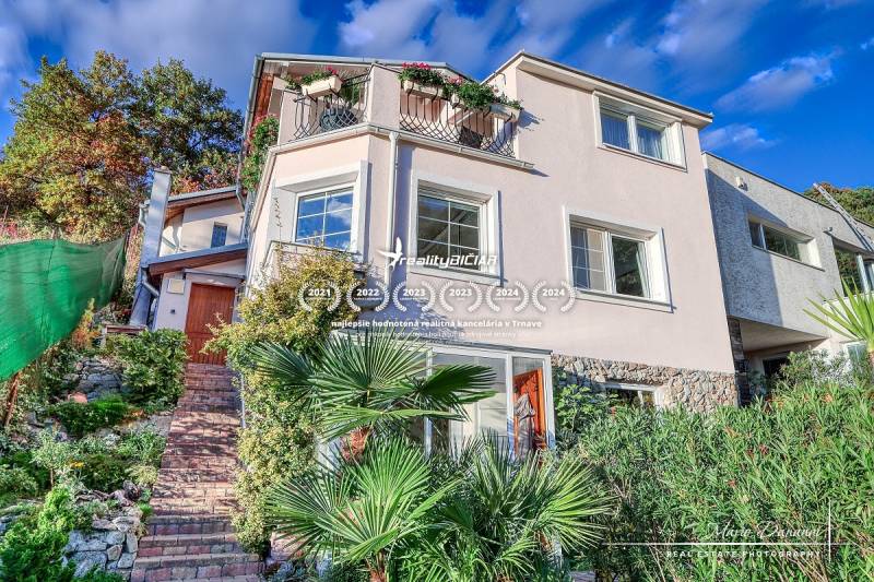 Rekreačná chata s úžasným výhľadom v prestížnej lokalite Devín - Rodinný dom na ulici v Bratislave - Devíne s prístupovou záhradnou cestou a rastlinami.