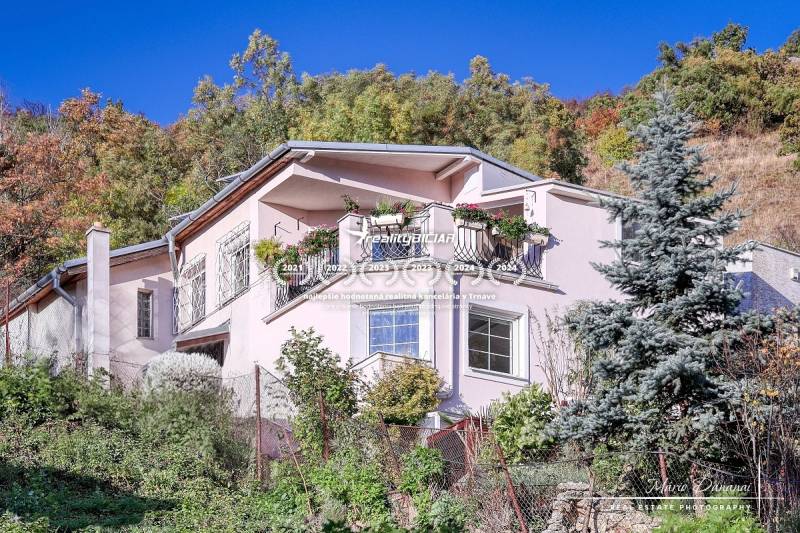 Rekreačná chata s úžasným výhľadom v prestížnej lokalite Devín - Rodinný dom v Bratislave - Devíne s balkónom, kvetinovou výzdobou a sviežou záhradou.