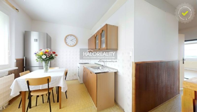 Predaj, trojizbový byt Lučenec - EXKLUZÍVNE HALO REA... - Kuchyňa v 3-izbovom byte s jedálenským stolom a bielymi stenami.
