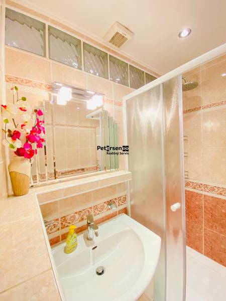 NA PRENÁJOM PRIESTRANNÝ 3-IZBOVÝ BYT V SKVELEJ LOKALITE, UL. SLOBODY - Kúpeľňa v 3-izbovom byte s umývadlom, sprchovým kútom a svetlou dlažbou.