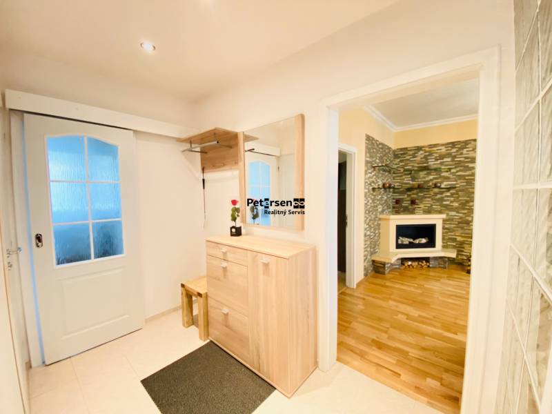 NA PRENÁJOM PRIESTRANNÝ 3-IZBOVÝ BYT V SKVELEJ LOKALITE, UL. SLOBODY - Predsieň v 3-izbovom byte s podlahou s dreveným dekorom a krbom.