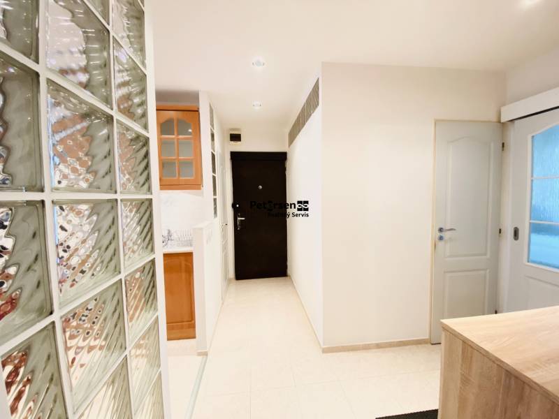 NA PRENÁJOM PRIESTRANNÝ 3-IZBOVÝ BYT V SKVELEJ LOKALITE, UL. SLOBODY - Chodba v 3-izbovom byte s presklenou stenou a bielymi dverami.