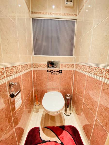 NA PRENÁJOM PRIESTRANNÝ 3-IZBOVÝ BYT V SKVELEJ LOKALITE, UL. SLOBODY - Toaleta s obkladmi v 3-izbovom byte, doplnená výrazným koberčekom.