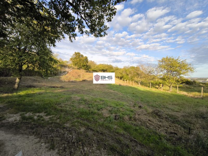 Predaj : Pozemok v Rači 700m2