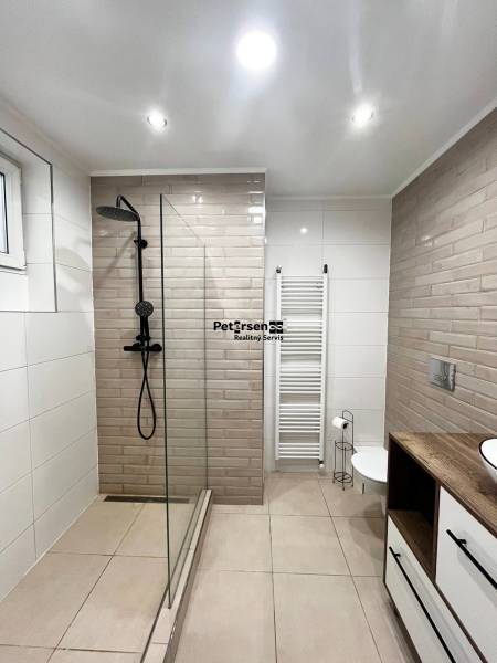 NA PRENÁJOM NADŠTANDARDNÝ 2-IZBOVÝ BYT V CENTRE MESTA - Kúpeľňa v 2-izbovom byte s priestranným sprchovacím kútom a svetlým obkladom.