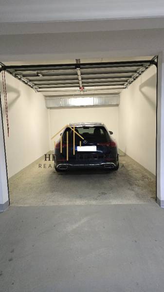 HD REALITY, Vám ponúka na Predaj 3-izbový Apartmán + Garážové státie - Súčasťou 3-izbového bytu je garážové parkovanie s betónovou podlahou.