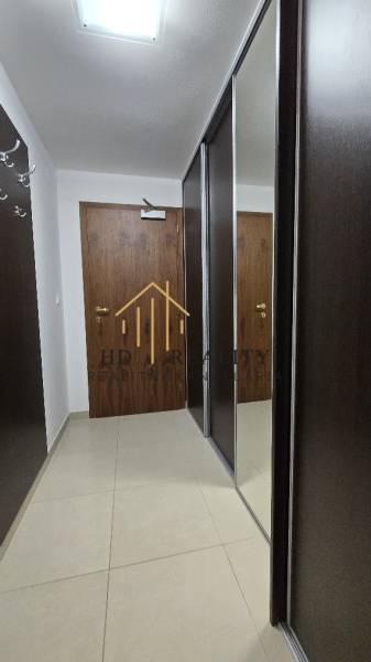 HD REALITY, Vám ponúka na Predaj 3-izbový Apartmán + Garážové státie - Chodba v 3-izbovom byte so zrkadlovou skriňou a jednofarebnou dlažbou.