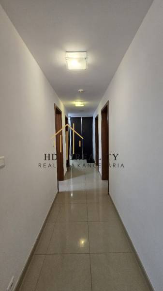 HD REALITY, Vám ponúka na Predaj 3-izbový Apartmán + Garážové státie - Chodba v 3-izbovom byte so svetlými stenami a dlažbou.