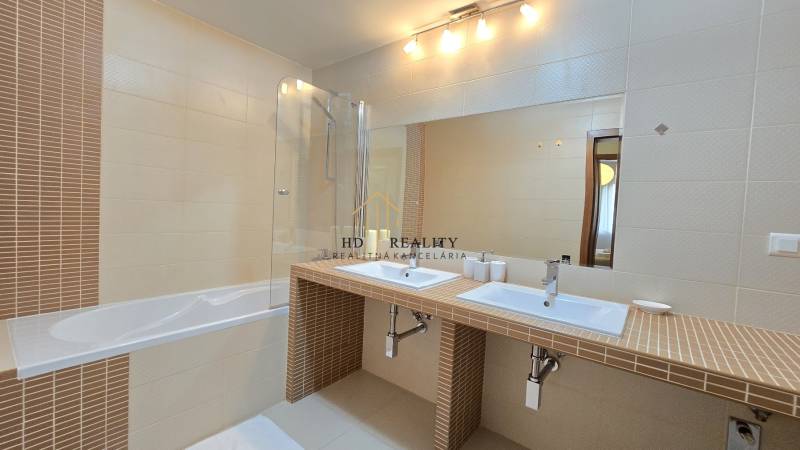 HD REALITY, Vám ponúka na Predaj 3-izbový Apartmán + Garážové státie - Kúpeľňa s vaňou a dvomi umývadlami v 3-izbovom byte, keramické obklady.