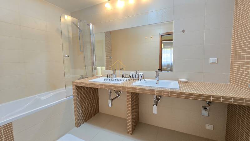 HD REALITY, Vám ponúka na Predaj 3-izbový Apartmán + Garážové státie - Kúpeľňa v 3-izbovom byte s dvojitým umývadlom a vaňou.