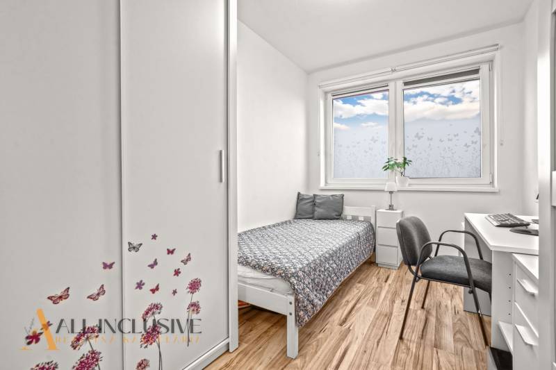 REZERVOVANÉ | NA PREDAJ 3-IZBOVÝ BYT S TERASOU, BLATNÁ NA OSTROVE - Detská izba s posteľou, skriňou a pracovným stolom. Podlaha s dreveným dekorom.