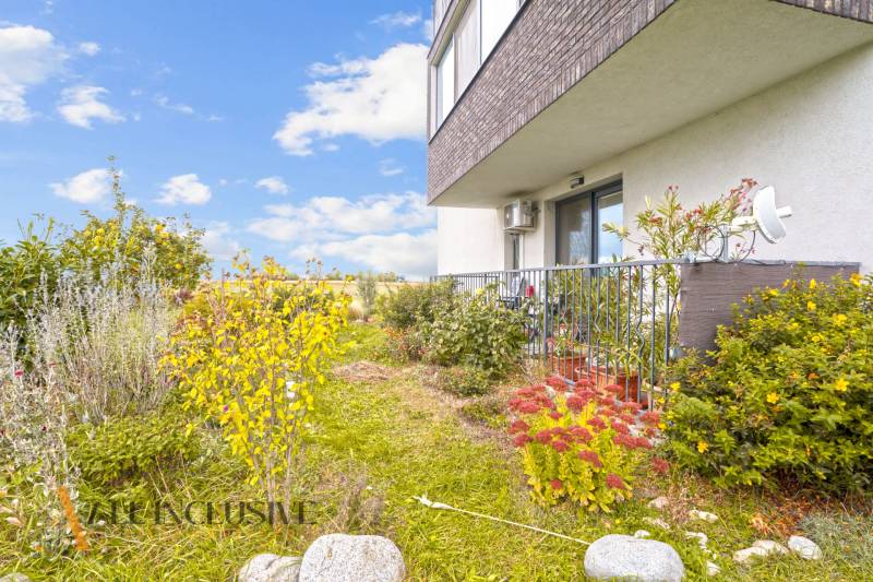 REZERVOVANÉ | NA PREDAJ 3-IZBOVÝ BYT S TERASOU, BLATNÁ NA OSTROVE - Exteriér 3-izbového bytu v Blatnej na Ostrove so záhradkou a terasou.