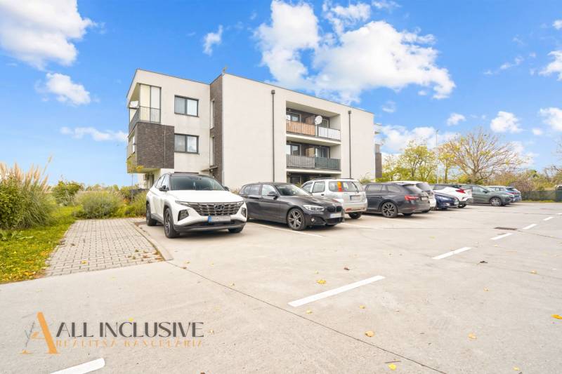 REZERVOVANÉ | NA PREDAJ 3-IZBOVÝ BYT S TERASOU, BLATNÁ NA OSTROVE - Parkovisko pred bytovou budovou v Blatnej na Ostrove pri 3-izbovom byte.