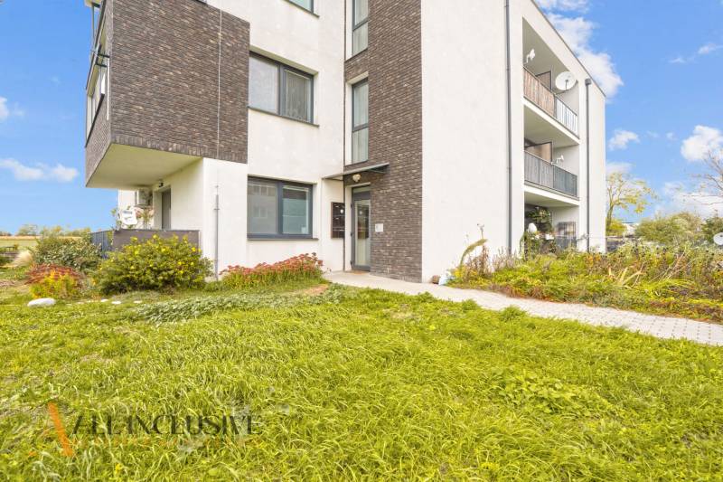 REZERVOVANÉ | NA PREDAJ 3-IZBOVÝ BYT S TERASOU, BLATNÁ NA OSTROVE - Exteriér 3-izbového bytu v Blatnej na Ostrove so záhradou a terasou.