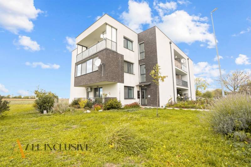 REZERVOVANÉ | NA PREDAJ 3-IZBOVÝ BYT S TERASOU, BLATNÁ NA OSTROVE - Bytový dom obklopený zeleňou v Blatnej na Ostrove, zahrňujúci aj priestor pre 3-izbový byt.