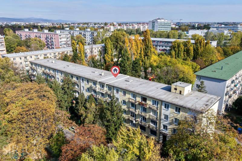 SEČOVSKÁ, 2-i tehlový byt, 56 m2, orientácia V a Z - OBKLOPENÝ ZELEŇOU - Pohľad na bytový dom obklopený zeleňou v Bratislave - Ružinove na Sečovskej.