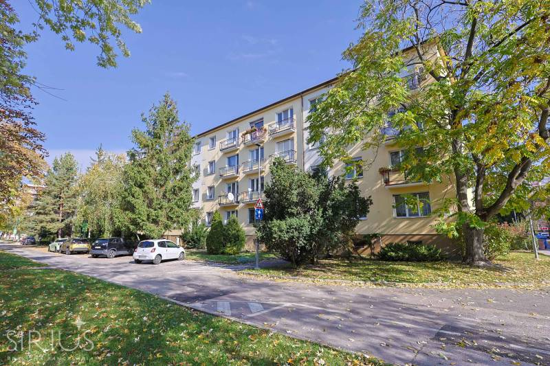 SEČOVSKÁ, 2-i tehlový byt, 56 m2, orientácia V a Z - OBKLOPENÝ ZELEŇOU - Bytový dom obklopený zeleňou na Sečovskej ulici v Bratislave - Ružinove.